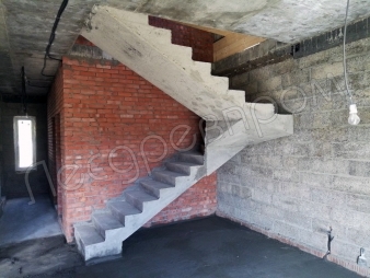 Монолитная лестница в доме из арболита