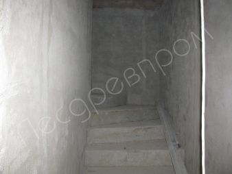 Монолитная лестница в цокольном этаже