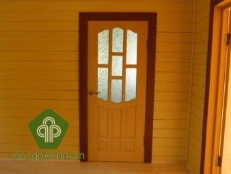 В доме установлены деревянные двери