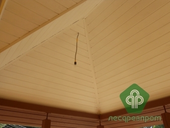 Потолок в доме подшит имитацией бруса